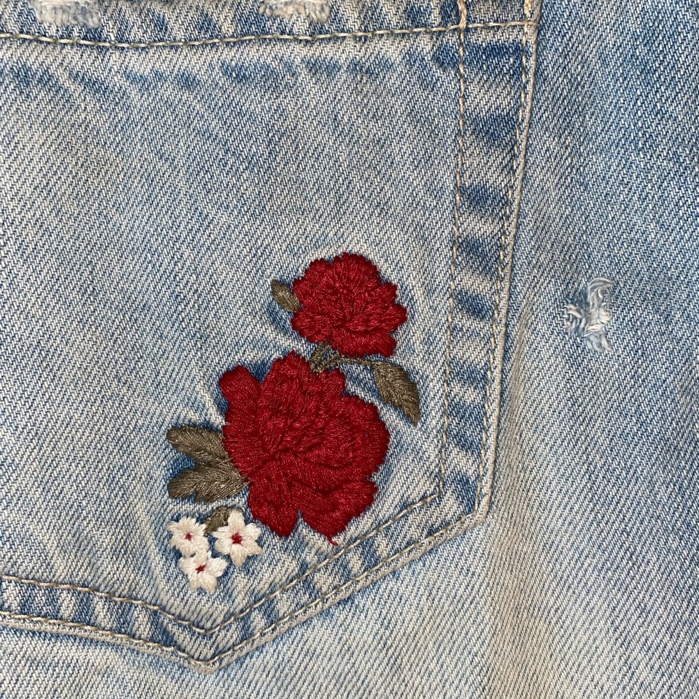 SIZE 25 DENIM SHORTS WITH ROSE DETAIL - Picture 3 of 6
